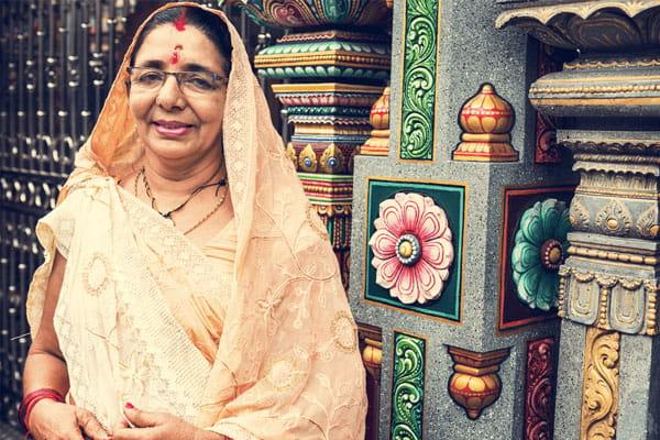 一位年长的南亚印度妇女在寺庙里微笑